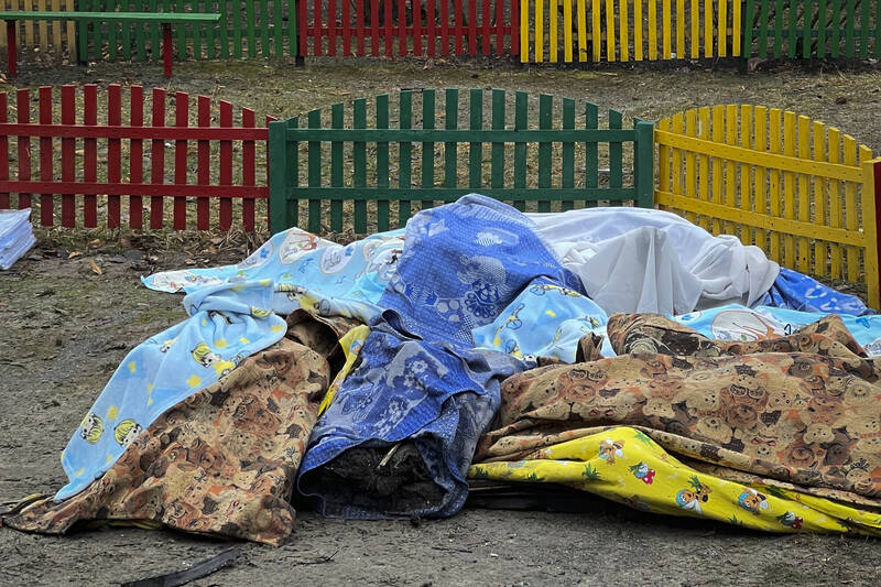 这起事故共有16人不幸罹难，现场救难人员用毯子暂时将遗体盖住。（美联社）(photo:LTN)