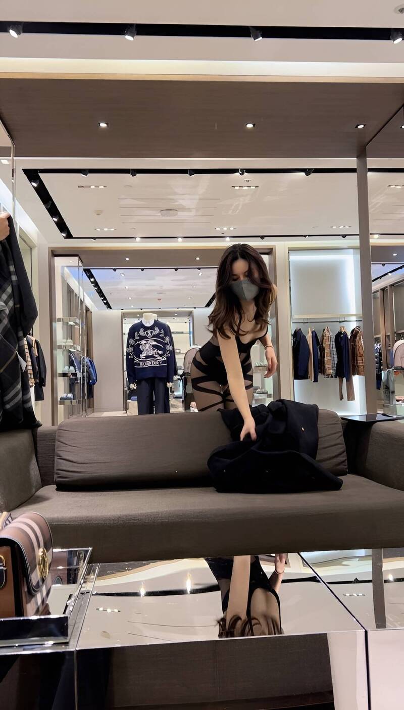 网友分享一名正妹在服饰店大厅换衣，露出性感装扮。（图取自爆废公社）(photo:LTN)