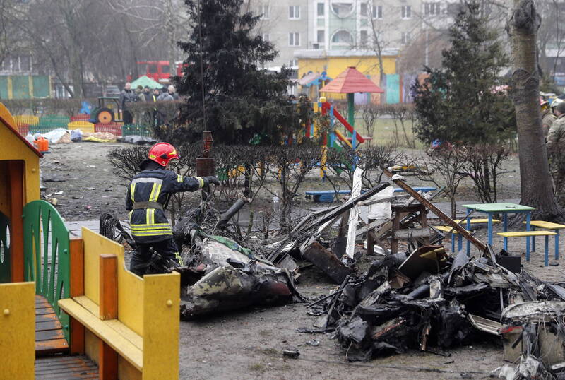 直升机坠毁在罗伐利的一座幼儿园，在游乐设施旁可以看到残骸。（欧新社）(photo:LTN)