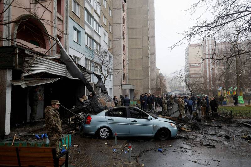 一架直升机18日坠毁基辅近郊城镇罗伐利，已知包括乌国内政部长在内有18人罹难。（路透）(photo:LTN)