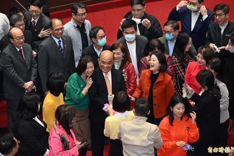 立法院三讀通過112年總預算案，行政院長蘇貞昌前往立法院致謝，立委爭相合影。（記者羅沛德攝）