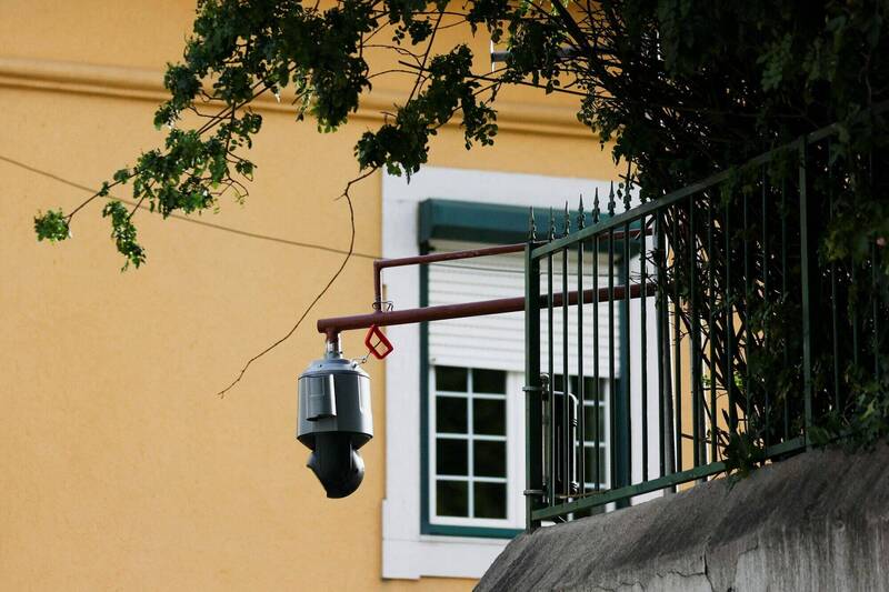 葡萄牙里斯本的中国大使馆安装的监视器朝向使馆外拍摄。（路透）(photo:LTN)