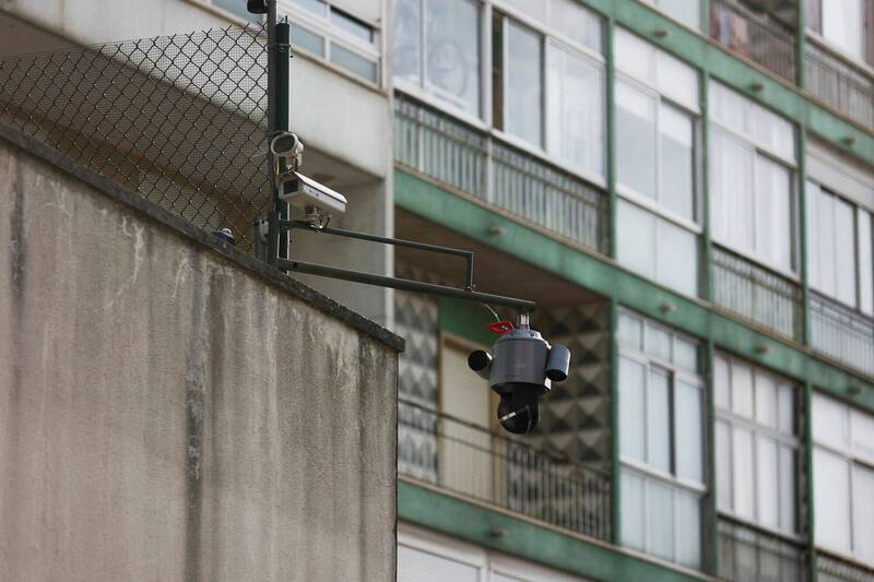 葡萄牙里斯本的中国大使馆安装的监视器朝向使馆外拍摄。（路透）(photo:LTN)