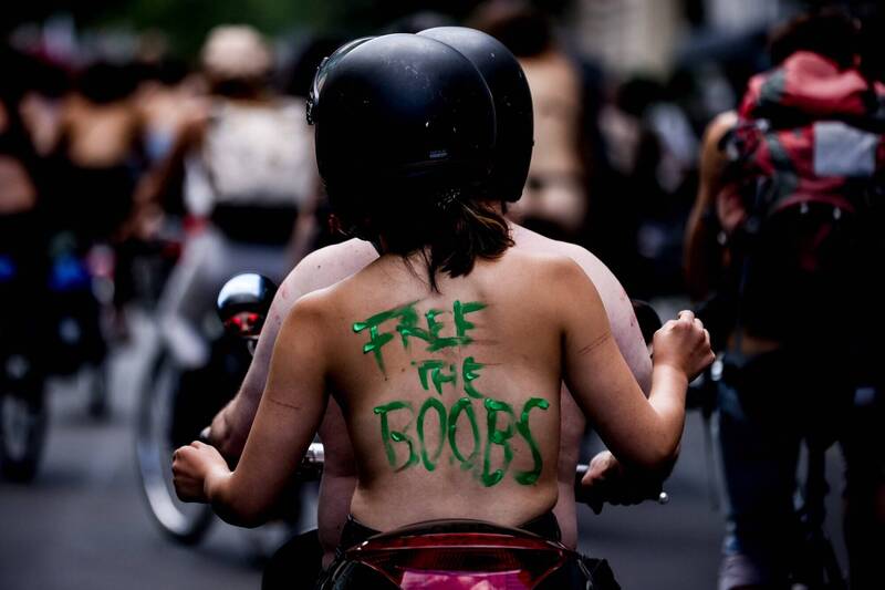 女权运动解放乳头，期望夺回身体自主权。（欧新社，示意图）(photo:LTN)