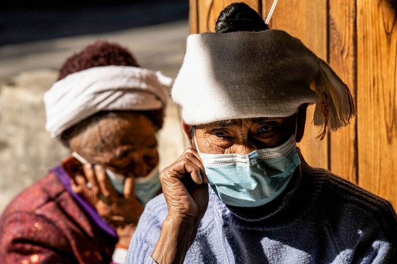 中国武汉肺炎疫情自上月起横扫全国，远在西南部云南省普洱市也身受疫情肆虐，景迈山上布朗族人也戴上口罩防疫。（法新社）(photo:LTN)