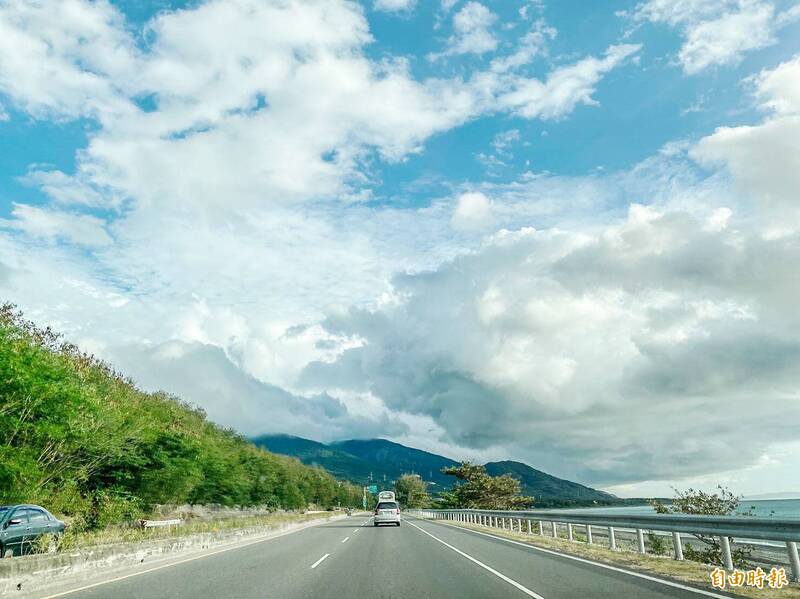 乾淨的天際線及絕美的道路景觀，令首次體驗的遊子們驚艷不已，直呼「該還給蘇院長一個公道！」（記者蔡宗憲攝）