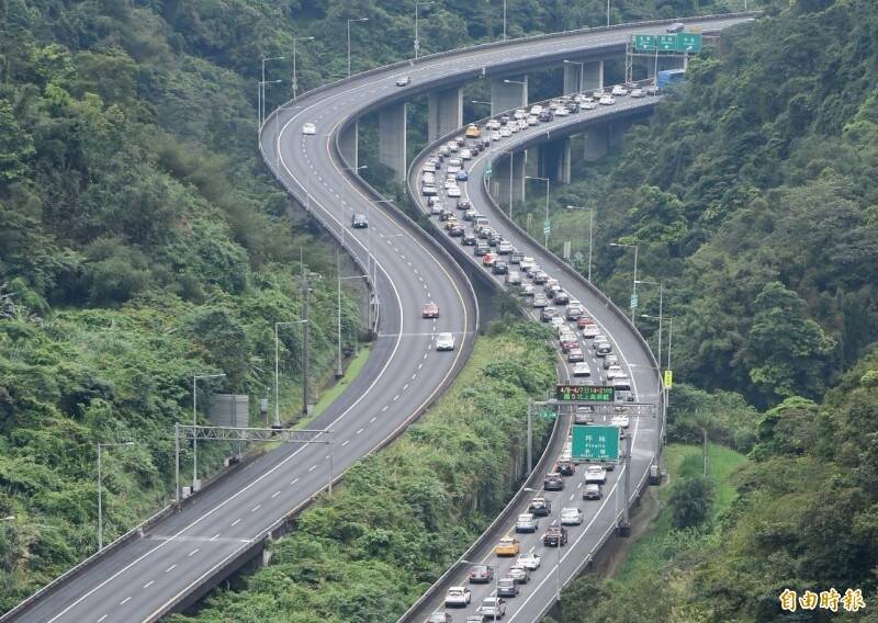 連假首日下午仍有車潮，高公局指出，國5南下壅塞預期傍晚5點至6點才會紓解。（資料照）