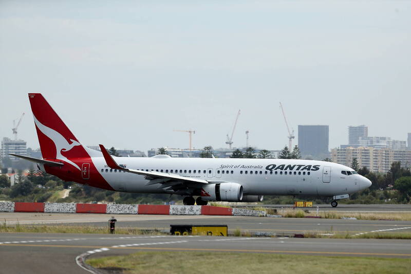 澳洲航空20日又传出一架国内航班在空中发生引擎故障被迫返航。图为本月18日同样因引擎故障发出求救讯号的澳航QF144航班班机，最后平安降落于雪梨机场。（欧新社）(photo:LTN)