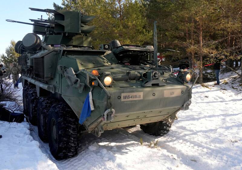 美最新對烏軍援包括90輛史崔克裝甲車。（路透）