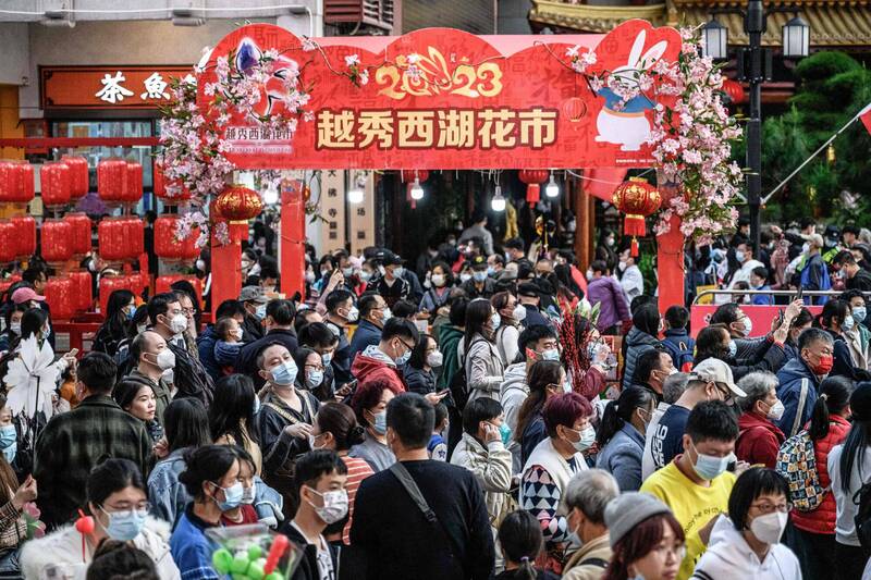 中国防疫专家称春节后武肺疫情大反弹的可能性不高。图为20日广州一处花市的买花人潮。（法新社）(photo:LTN)