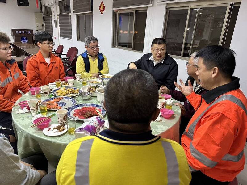 除夕值班無法返鄉與家團聚，台鐵局長杜微（後排左四）今日特別赴宜蘭慰問，跟同仁圍爐吃年夜飯。（圖：台鐵局提供）