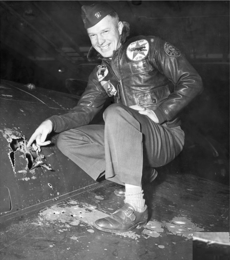 威廉斯和弹痕累累的座机F9F合影。（图撷自美国海军Navy Memorial网站）(photo:LTN)