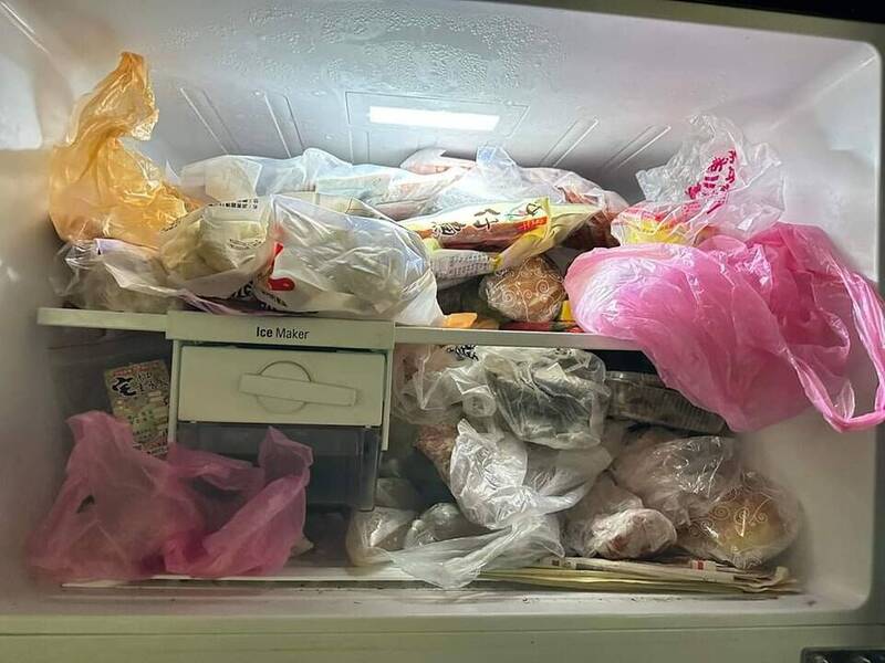 有名女網友PO文表示，家人要她從冰箱找出烏魚子，然而她一打開冰箱後卻被裡面的畫面給嚇傻。（圖擷取自爆怨公社）