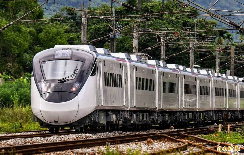 台鐵局EMU3000型城際列車外觀採黑白兩色，風格簡約。（資料照，記者王錦義攝）