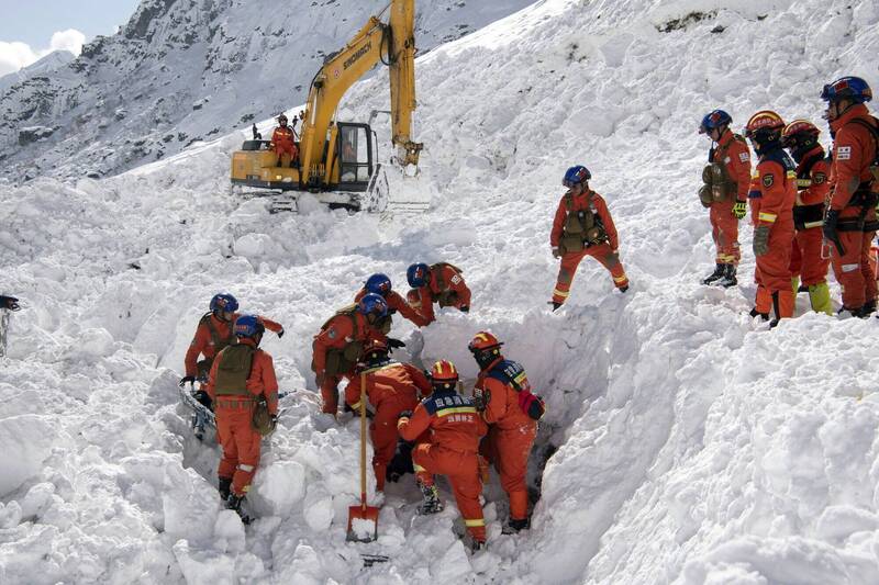 西藏墨脱公路多雄拉隧道出口17日发生雪崩，多辆车被掩埋，当局投入1300余人进行搜救，罹难人数增至28人。（美联社）(photo:LTN)