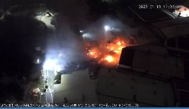 南市消防局出動空拍機了解塑膠工廠火勢狀況。（民眾提供）