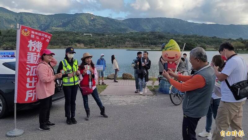 關山警分局設立機動派出所，執行交通疏導及發送祝福小紅包。（記者陳賢義攝）