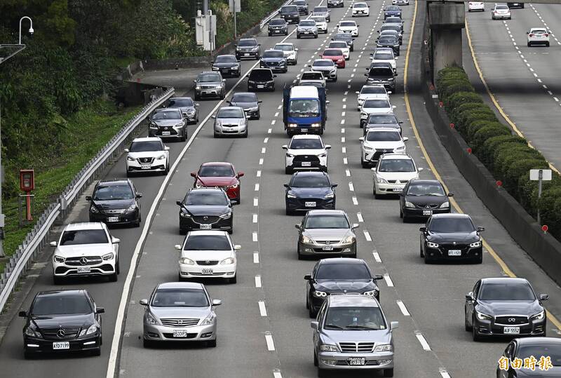 公路總局預估明天大年初二省道主要幹道、銜接國道路段及觀光風景區周邊路段等17路段將湧現回娘家及出遊車潮。（資料照）