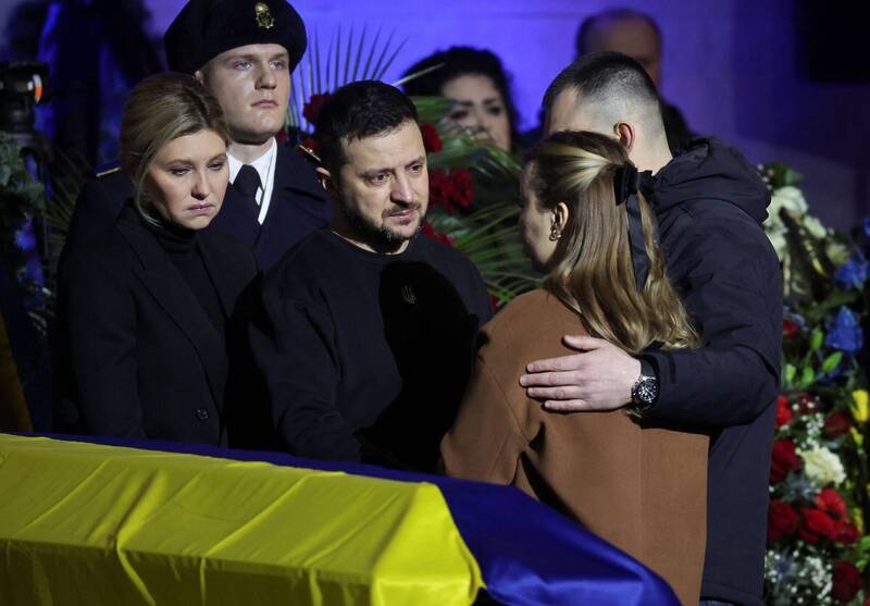 乌克兰总统泽伦斯基和第一夫人奥琳娜·泽伦斯卡出席乌克兰内政部长丹尼斯·莫纳斯泰尔斯基、他的副手和官员在基辅附近直升机坠毁事故中丧生的追悼仪式。（路透）(photo:LTN)
