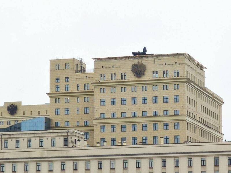 俄政府在国防部顶楼部署「铠甲」防空系统。（图片取自「Aric Toler」推特）(photo:LTN)
