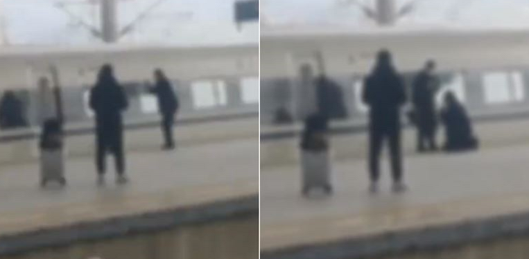 中年男子趁列车到站空档下车抽菸，没想到车子关上门，准备开走，男子急得向站务人员下跪求开门。（撷取自微博）(photo:LTN)
