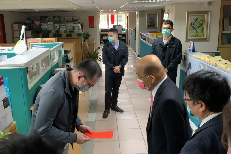 行政院長蘇貞初一赴防疫指揮中心，慰勞春節值班的防疫人員。（圖擷取自蘇貞昌臉書影片）