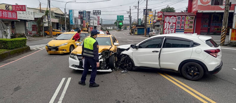 許男酒駕路衝到對向車道，撞擊停等紅綠燈的3輛汽車，酒測值高達0.68mg/L。（記者闕敬倫翻攝）