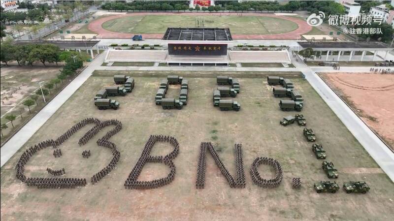 解放軍駐港部隊除夕上傳賀歲影片,解放軍和軍車擺出「BNO」引起許多香港網友熱議。(圖擷自微博/駐香港部隊)(圖擷自微博/駐香港部隊) 解放軍駐港部隊除夕上傳賀歲影片,解放軍和軍車擺出「BNO」引起許多香港網友熱議。(圖擷自微博/駐香港部隊)(圖擷自微博/駐香港部隊)