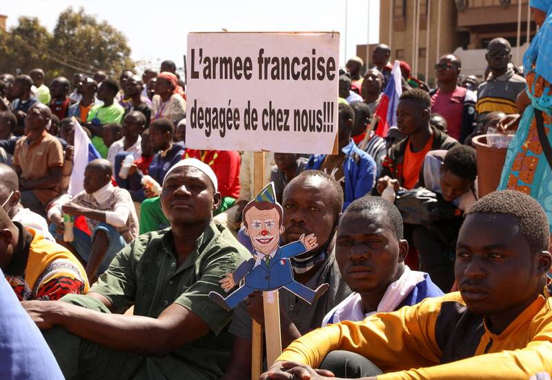 上週五首都瓦加杜古居民走上街头抗议，示威者的诉求大多与政府立场一致，要求法军离开。（路透资料照）(photo:LTN)