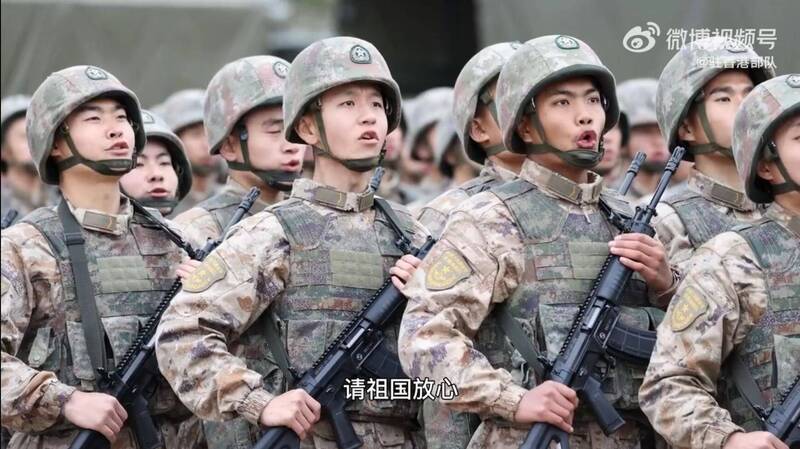 解放軍駐港部隊除夕上傳一支新年賀歲影片。(圖擷自微博/駐香港部隊) 解放軍駐港部隊除夕上傳一支新年賀歲影片。(圖擷自微博/駐香港部隊)
