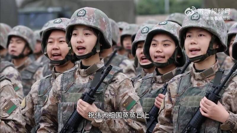 解放軍駐港部隊除夕上傳新年賀歲影片。(圖擷自微博/駐香港部隊) 解放軍駐港部隊除夕上傳新年賀歲影片。(圖擷自微博/駐香港部隊)