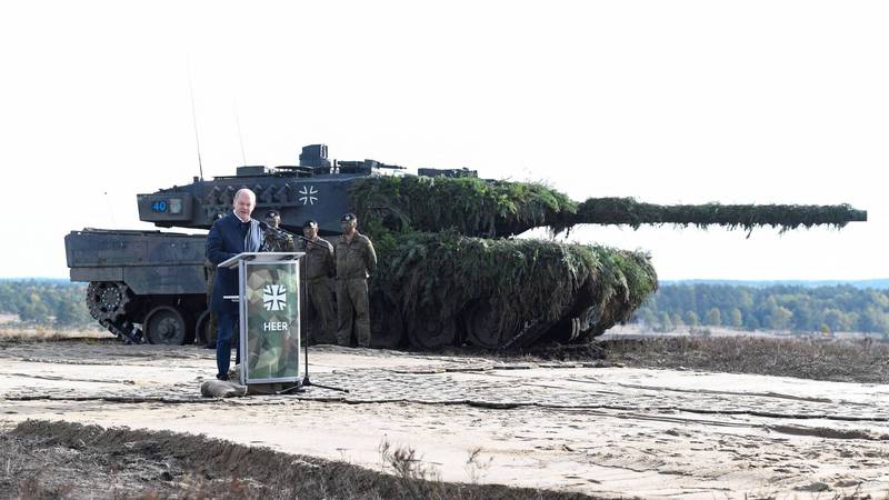 德国总理萧兹去年10月访视位于伯根（ Bergen）的陆军基地，在豹二式坦克前向部队官兵发表演说。（路透档案照）(photo:LTN)
