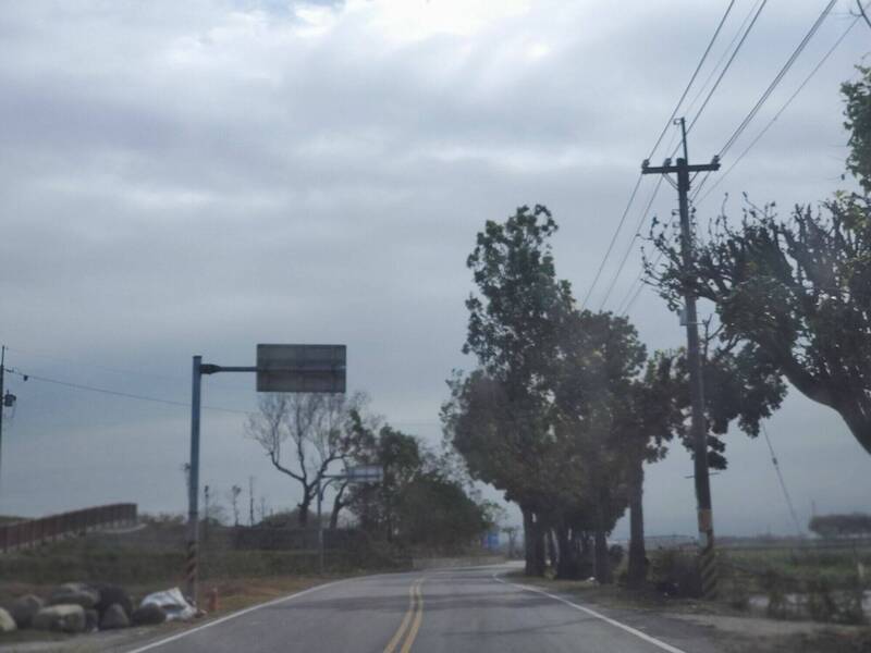 東北季風強勁引起揚塵，雲林濁水溪堤防道路「灰濛濛」。（圖由民眾提供）