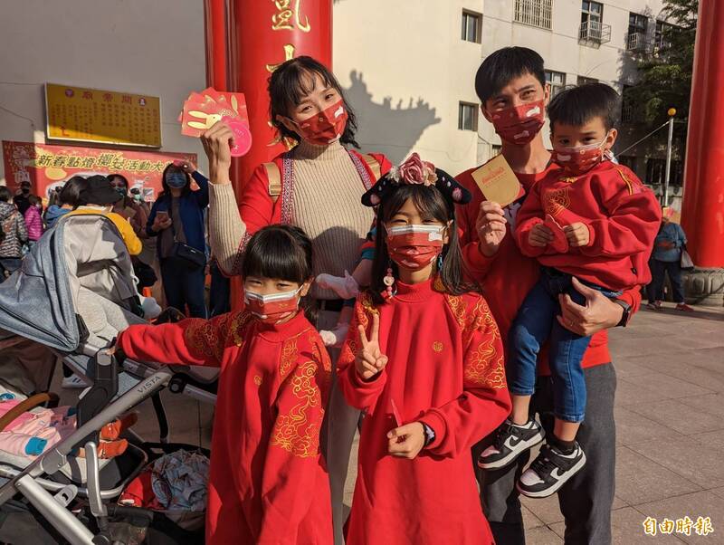 这对年轻的爸妈带着5个孩子向蔡英文领红包，成为全场焦点。（记者黄佳琳摄）(photo:LTN)