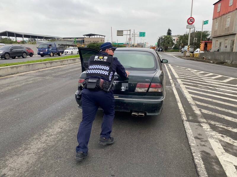 李男車輛拋錨受困路口，暖警化身「推夫」協助推車解圍。（大園警分局提供）