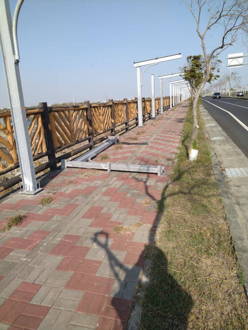 [新聞] 台南海尾路太陽能板鋼柱又倒了 赫見螺絲5