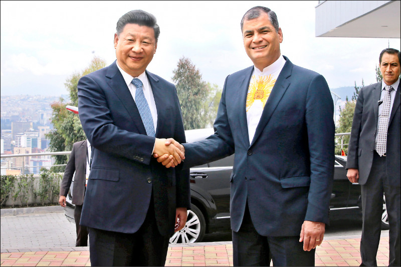 2016年11月18日，厄瓜多总统柯利亚（右）与来访的中国国家主席习近平，共同主持科卡科多辛克莱水力发电厂启用仪式。（法新社档案照）(photo:LTN)