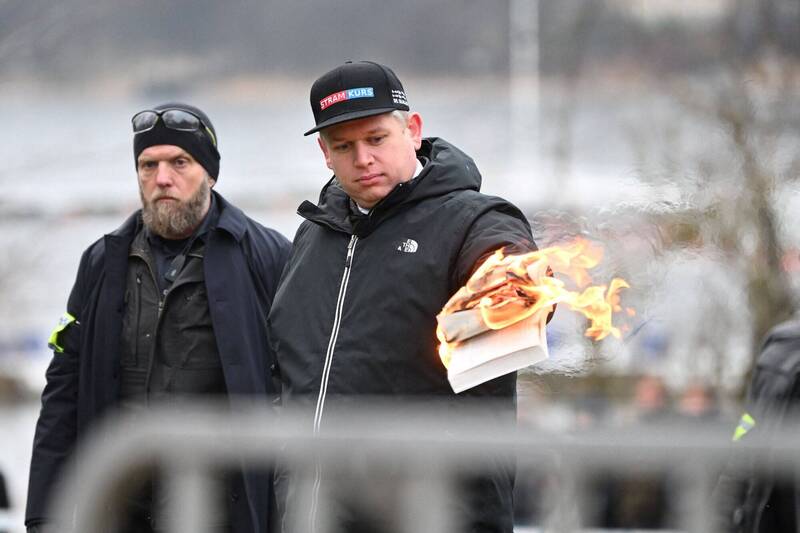 丹麥極右政黨「強硬路線」領導人帕盧丹在土耳其駐瑞典大使館焚燒伊斯蘭教的聖典《可蘭經》，引發全球穆斯林不滿。（路透）