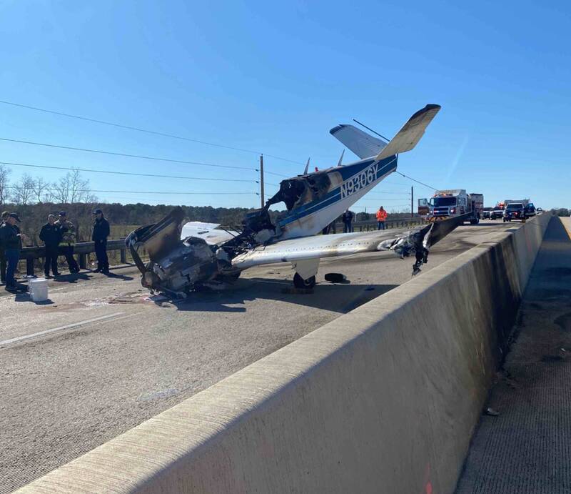 美國德州一架小型飛機失去動力，緊急迫降撞上一輛卡車後起火。（圖翻攝自推特@TxDOTHouston）