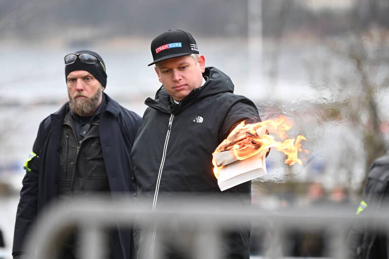 丹麦抗议人士帕鲁丹（Rasmus Paludan） 21日在斯德哥尔摩土耳其大使馆外焚烧《可兰经》，引起穆斯林世界不满。（欧新社）(photo:LTN)