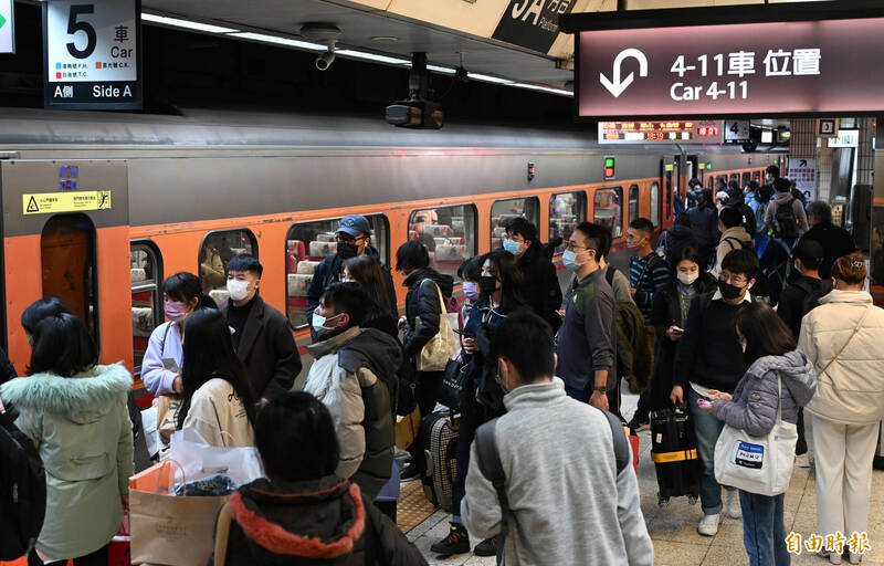 台鐵局因應今年228和平紀念日連假疏運旅客需要，自112年2月24日（週五）起至3月1日（週三）止合計6日，全線加開各級列車總計95班。（資料照）