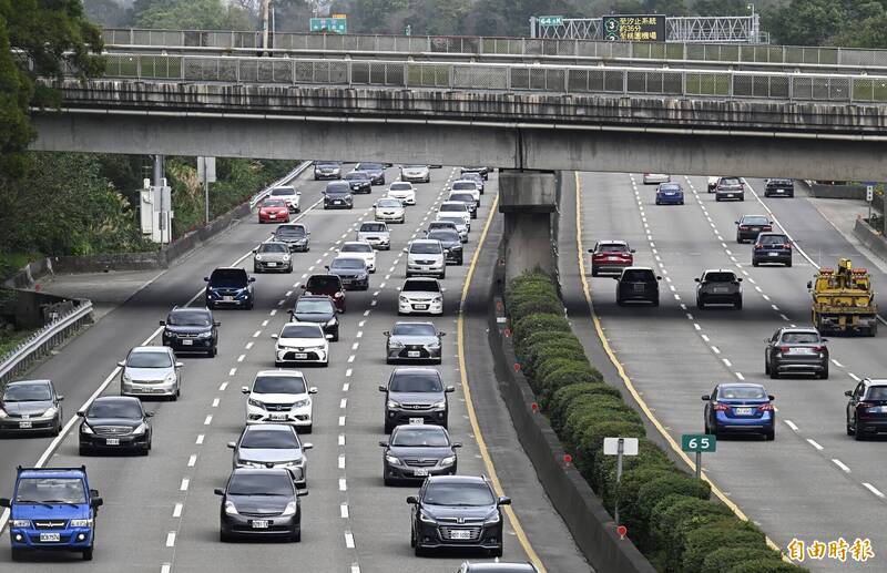 今大年初三，交通部高速公路局今起實施高乘載管制，小客車必須載滿3人（含駕駛）才能在特定路段、時段上路。（資料照）