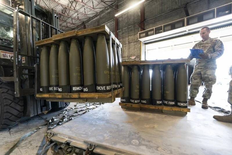 美国对乌克兰的军事援助转向长期作战考量，将把火炮产量提高6倍。图为美军今年4月在德拉瓦州多佛空军基地，装载援乌的155毫米砲弹。（美联社）(photo:LTN)