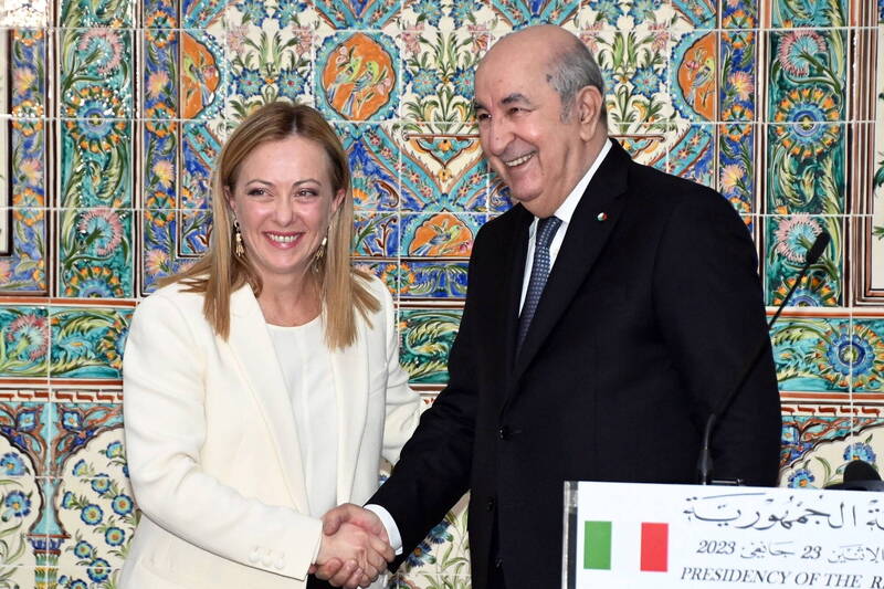 义大利总理梅洛尼（图左）与阿尔及利亚总统塔布纳（图右）。（欧新社）(photo:LTN)