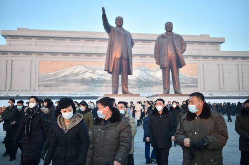 北韩近期传出「不明唿吸道疾病病例」激增，当局下令首都平壤即日起封城5天。图为万寿台大纪念碑广场的北韩民众。（法新社）(photo:LTN)