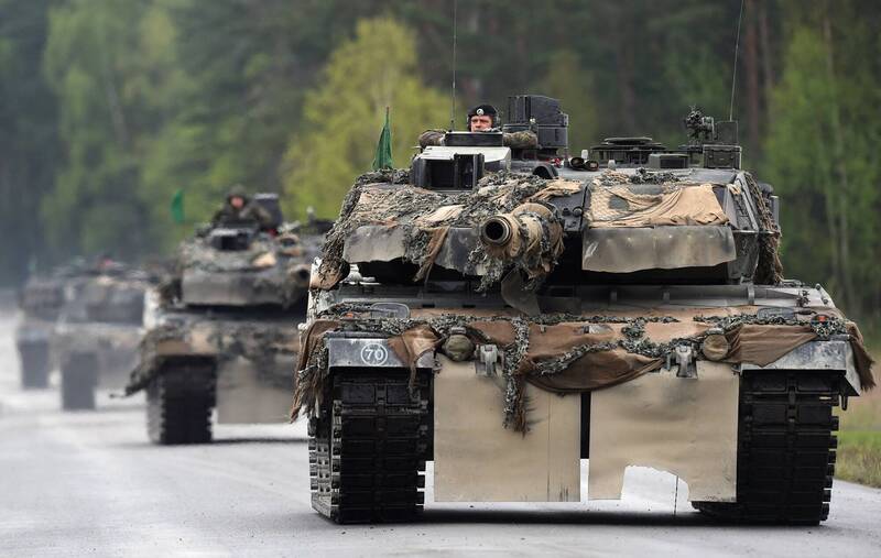 今日德國批准提供「豹-2」主戰車給烏克蘭，美國也宣布將提供約30輛的「M1艾布蘭」主戰車。若所有曾表態軍援戰車的國家都成功交付，烏克蘭至少可得到159輛西方製主戰車。圖為德國聯邦國防軍「豹-2」。（法新社）