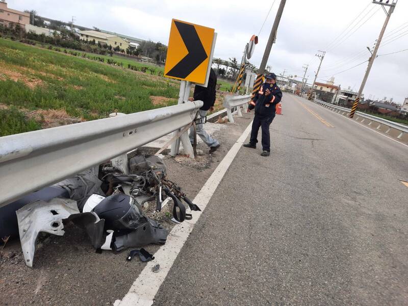 機車撞護欄直接卡住，17歲青少年被查到無照駕駛。（民眾提供）