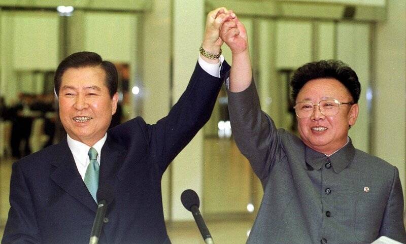 2000年6月14日，前南韩总统金大中（左）与前北韩领导人金正日（右），在平壤共同发表《南北共同宣言》后，一起举臂庆贺。 （美联社资料照）(photo:LTN)