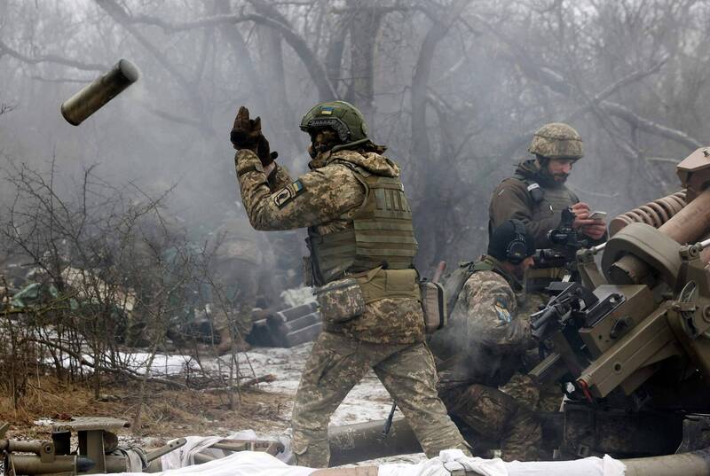 1月16日在乌克兰东部卢甘斯克前线的乌国砲兵向俄军阵地发射砲弹。（法新社档案照）(photo:LTN)