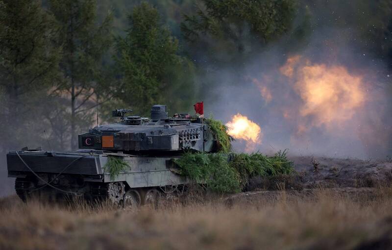 美徳两国确定军援乌克兰，提供战车和坦克，乌克兰总统顾问向国际喊话「我们还需要远程导弹」。图为德国豹-2坦克。（法新社）(photo:LTN)